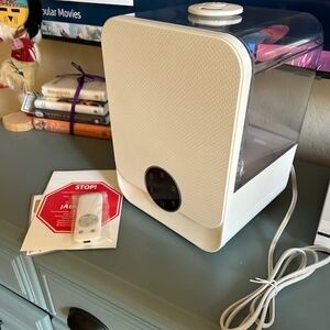White Humidifier with Remote Control